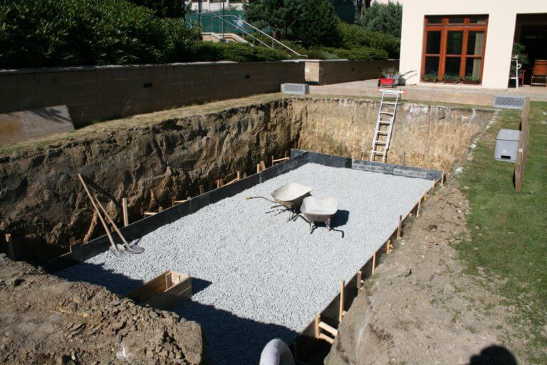 Ceramic pool installation – gravel bed