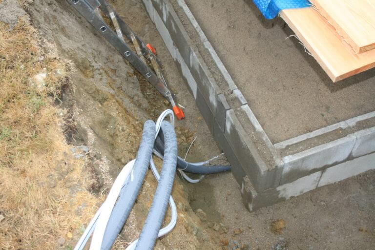Ceramic pool installation and backfilling by dry concrete mixture