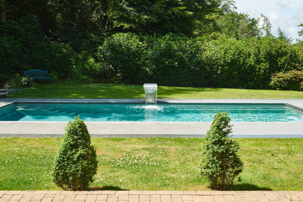 water-feature-over-outdoor-pool-new-forest-