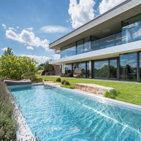 stainless-steel-pool-in-the-garden-of-a-modern-villa