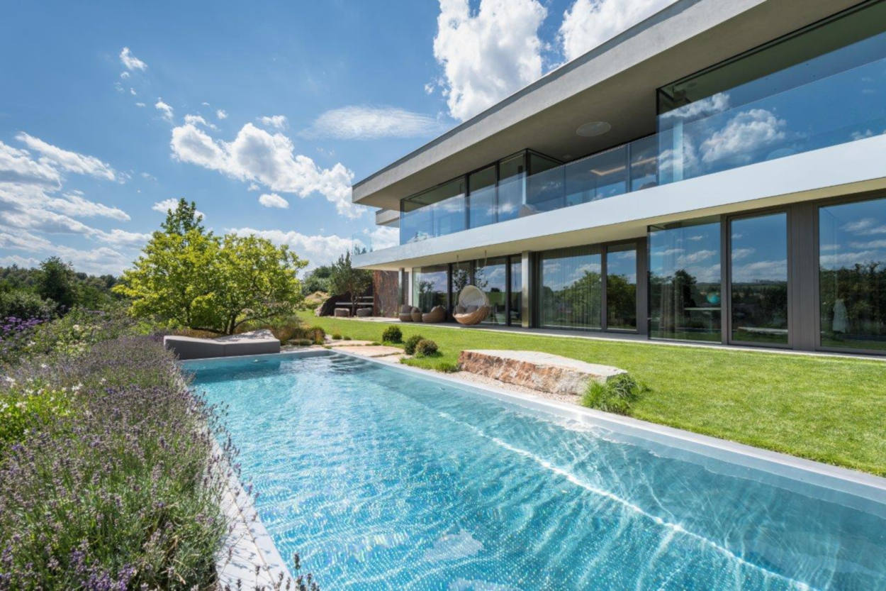 stainless-steel-pool-in-the-garden-of-a-modern-villa